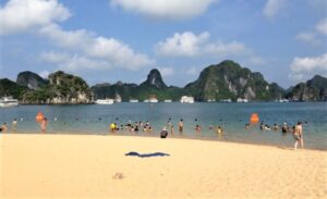 Tắm biển Bãi Cháy